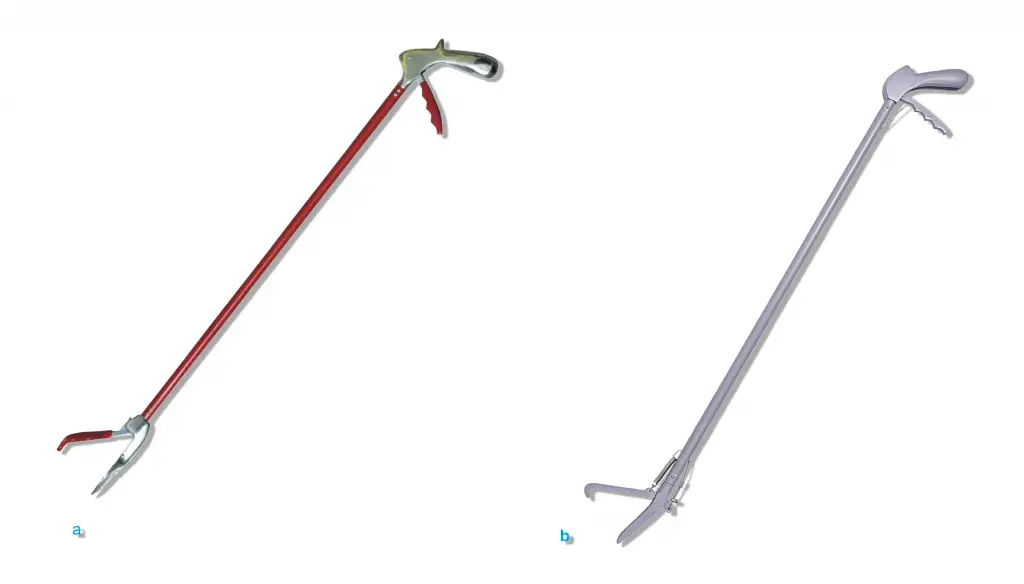 Herramientas para manipulación y restricción de serpientes: Tipos de pinzas herpetológicas; a) pinza herpetológica plana, b) pinzas herpetológica clásica 