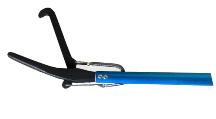 Pinzas herpetológicas en el manejo de serpientes venenosas