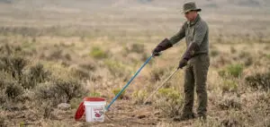 Equipos básicos de herpetología para manejo seguro de serpientes con gancho herpetológico, pinza, guantes y balde de seguridad